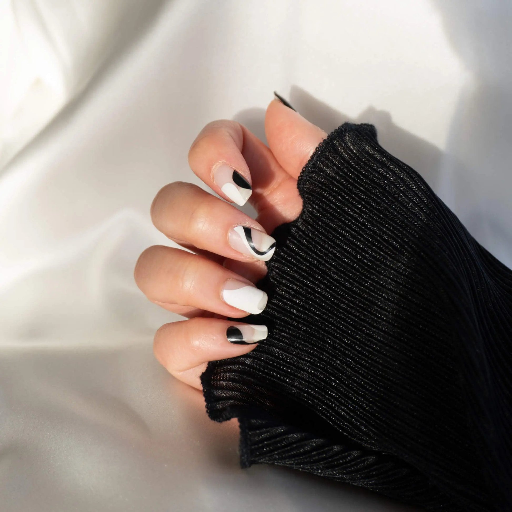 9/10 AGREE GEWEL GEL NAIL STICKERS ARE EASY TO APPLY. HERE'S HOW:

1. Prep your nails

2. Fit & Stick

3. File/Trim Excess

4. Cure & Done
